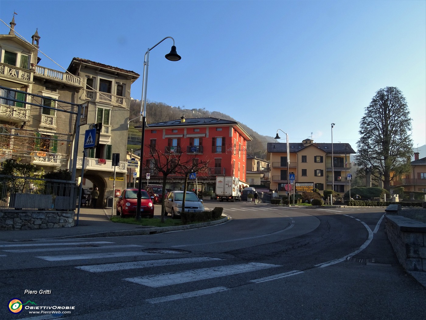 27 Superata la Chiesa di Endenna poco dopo la curva prendere a dx il sent. 514 ben segnato.JPG